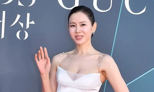 Aura Mewah Son Ye Jin Baeksang Arts Awards 2026 Jadi Sorotan