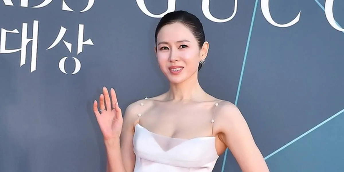 Aura Mewah Son Ye Jin Baeksang Arts Awards 2026 Jadi Sorotan